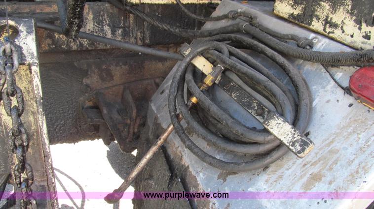 image for item G2182 1996 International 4900 oil distribution truck