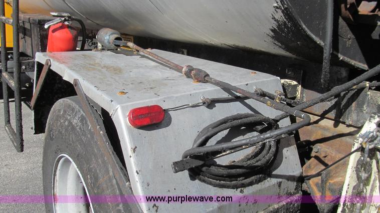 image for item G2182 1996 International 4900 oil distribution truck