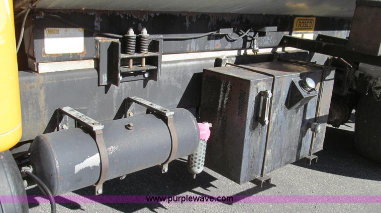 image for item G2182 1996 International 4900 oil distribution truck