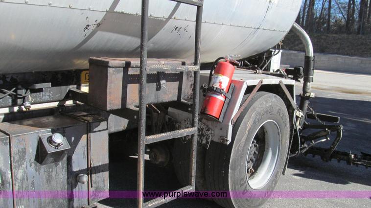 image for item G2182 1996 International 4900 oil distribution truck