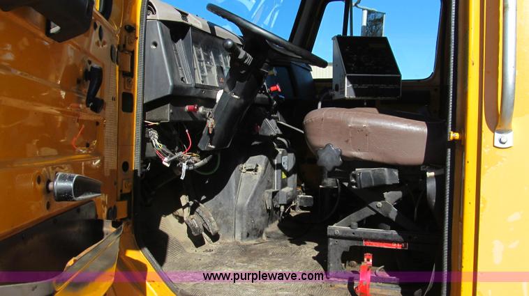 image for item G2182 1996 International 4900 oil distribution truck