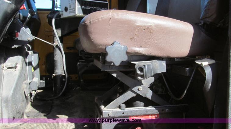 image for item G2182 1996 International 4900 oil distribution truck