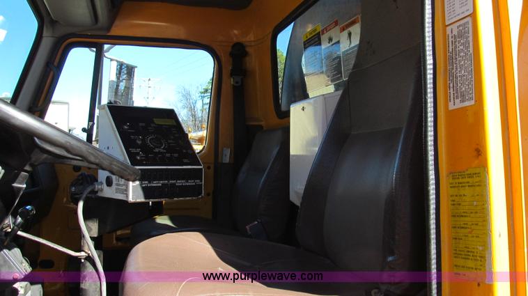 image for item G2182 1996 International 4900 oil distribution truck