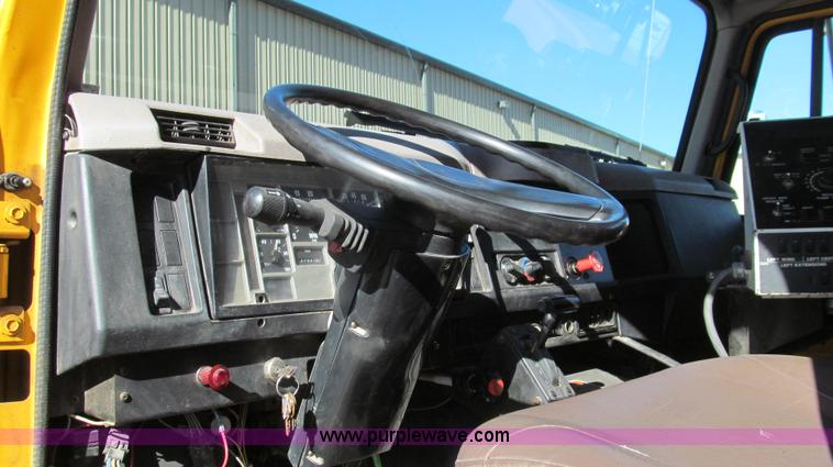 image for item G2182 1996 International 4900 oil distribution truck