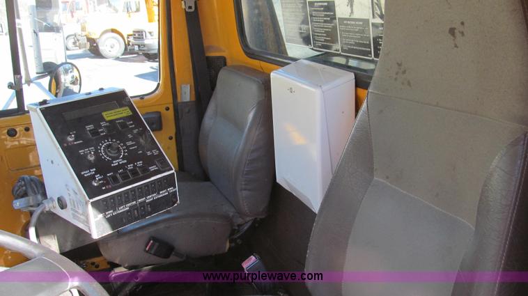 image for item G2182 1996 International 4900 oil distribution truck