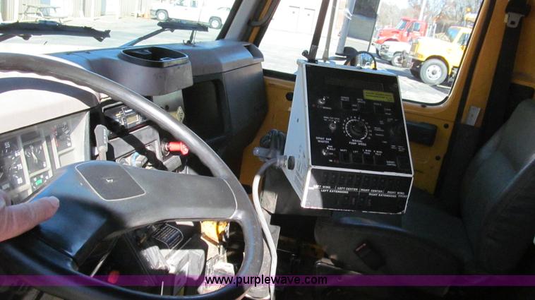 image for item G2182 1996 International 4900 oil distribution truck