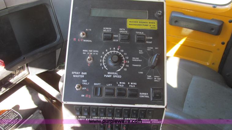 image for item G2182 1996 International 4900 oil distribution truck