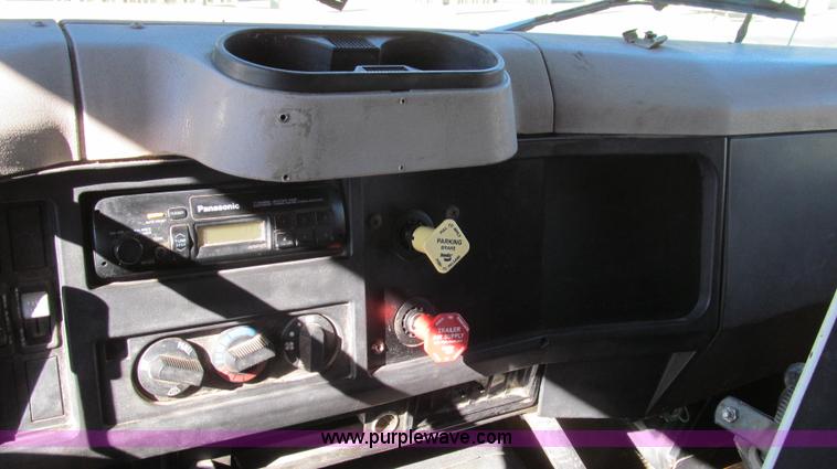 image for item G2182 1996 International 4900 oil distribution truck