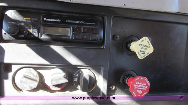 image for item G2182 1996 International 4900 oil distribution truck