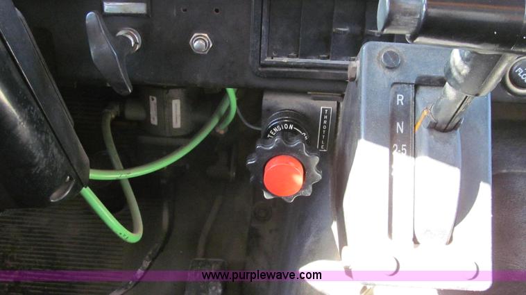 image for item G2182 1996 International 4900 oil distribution truck