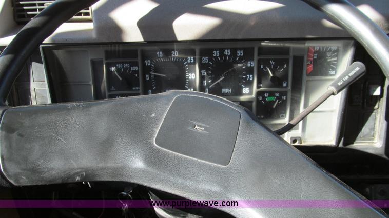 image for item G2182 1996 International 4900 oil distribution truck