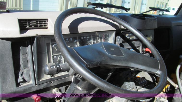 image for item G2182 1996 International 4900 oil distribution truck