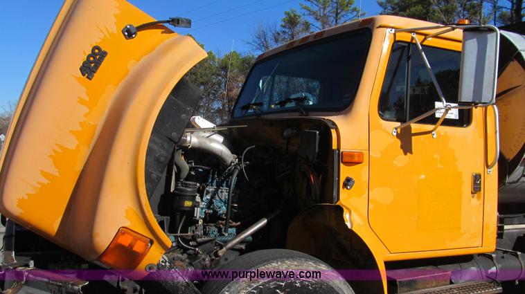 image for item G2182 1996 International 4900 oil distribution truck