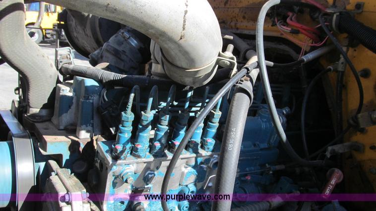 image for item G2182 1996 International 4900 oil distribution truck