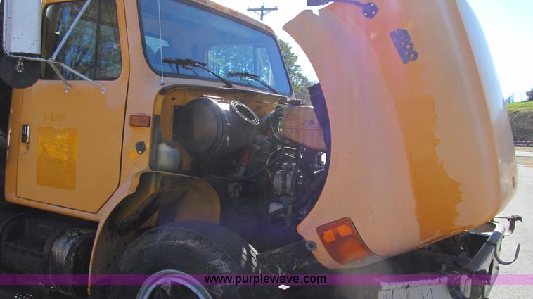 image for item G2182 1996 International 4900 oil distribution truck