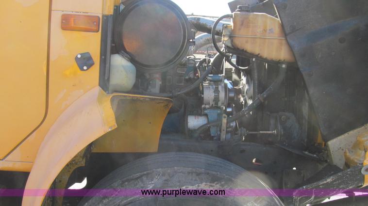 image for item G2182 1996 International 4900 oil distribution truck