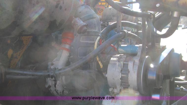 image for item G2182 1996 International 4900 oil distribution truck