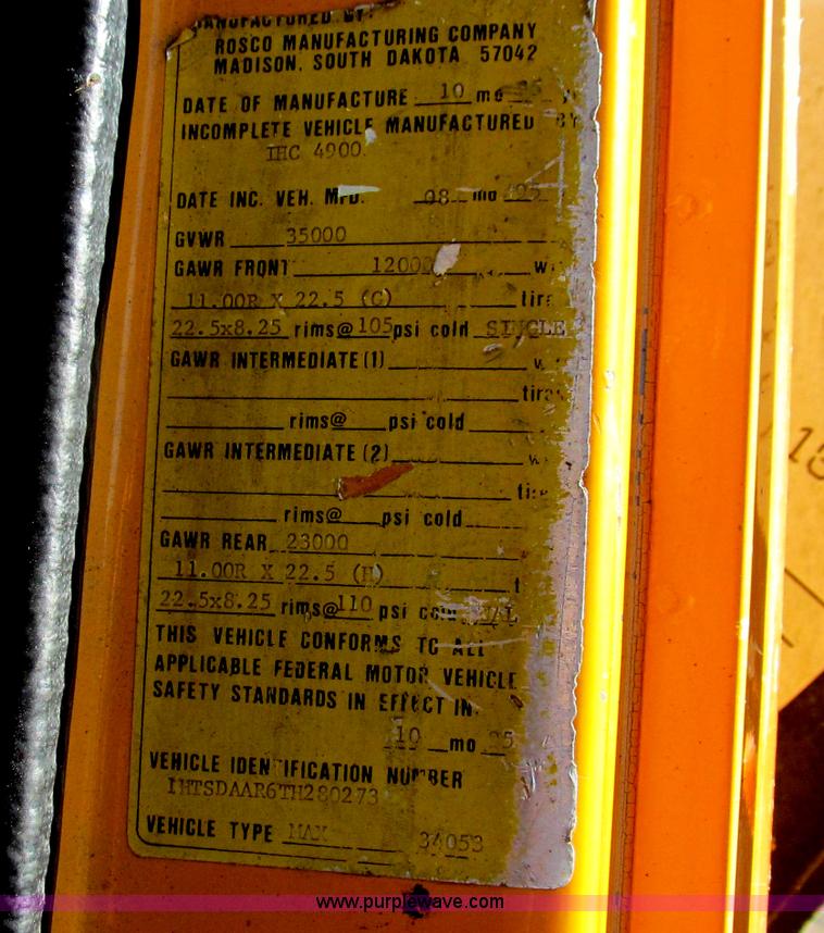 image for item G2182 1996 International 4900 oil distribution truck