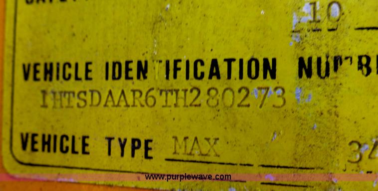 image for item G2182 1996 International 4900 oil distribution truck