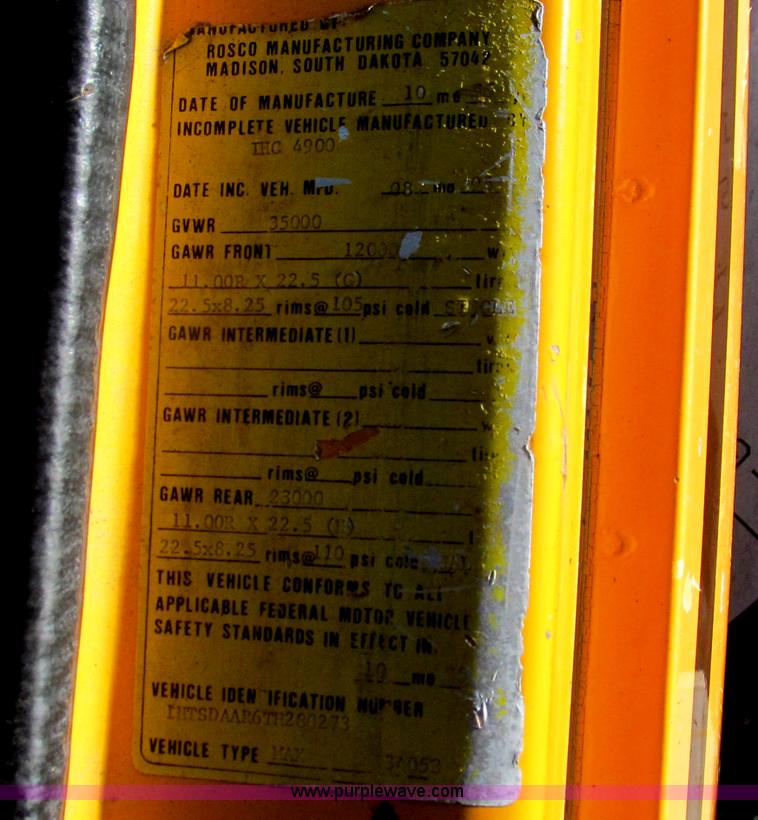 image for item G2182 1996 International 4900 oil distribution truck