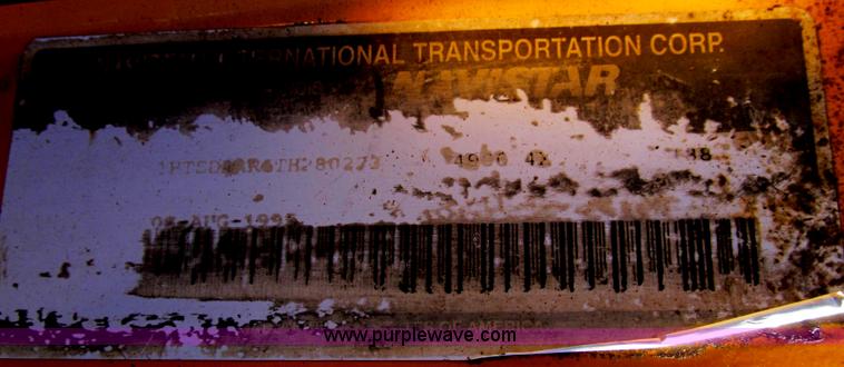 image for item G2182 1996 International 4900 oil distribution truck