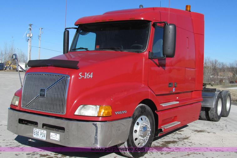 image for item G2184 2003 Volvo VNL semi truck