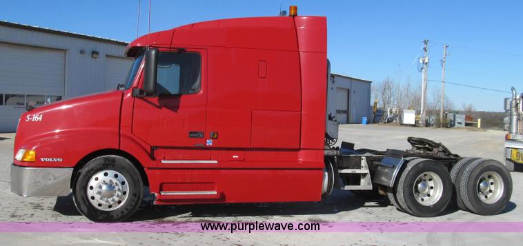 image for item G2184 2003 Volvo VNL semi truck