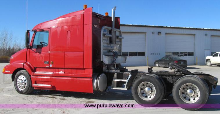 image for item G2184 2003 Volvo VNL semi truck
