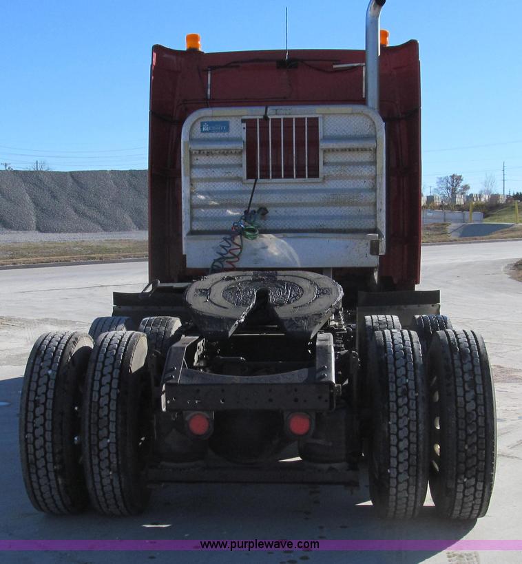 image for item G2184 2003 Volvo VNL semi truck