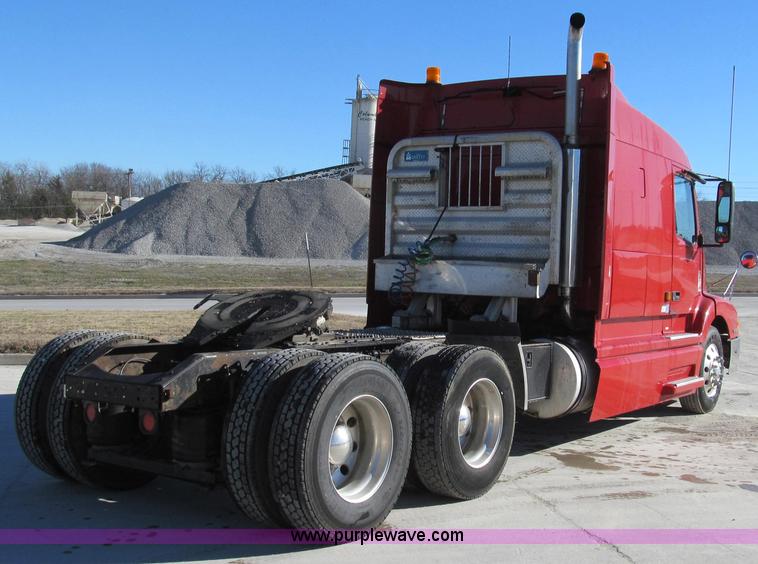 image for item G2184 2003 Volvo VNL semi truck