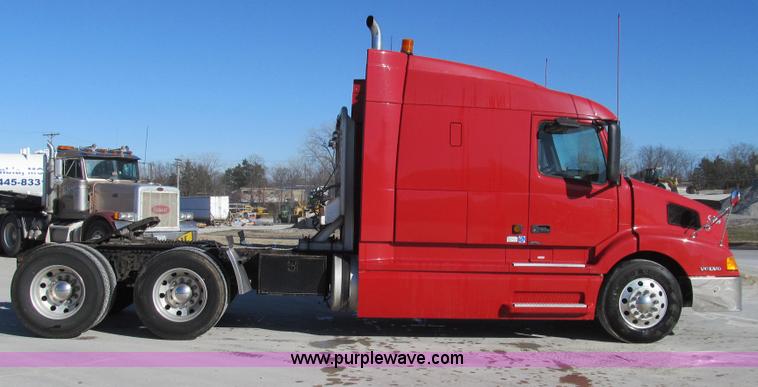 image for item G2184 2003 Volvo VNL semi truck
