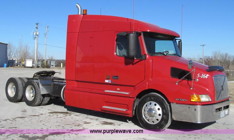 image for item G2184 2003 Volvo VNL semi truck