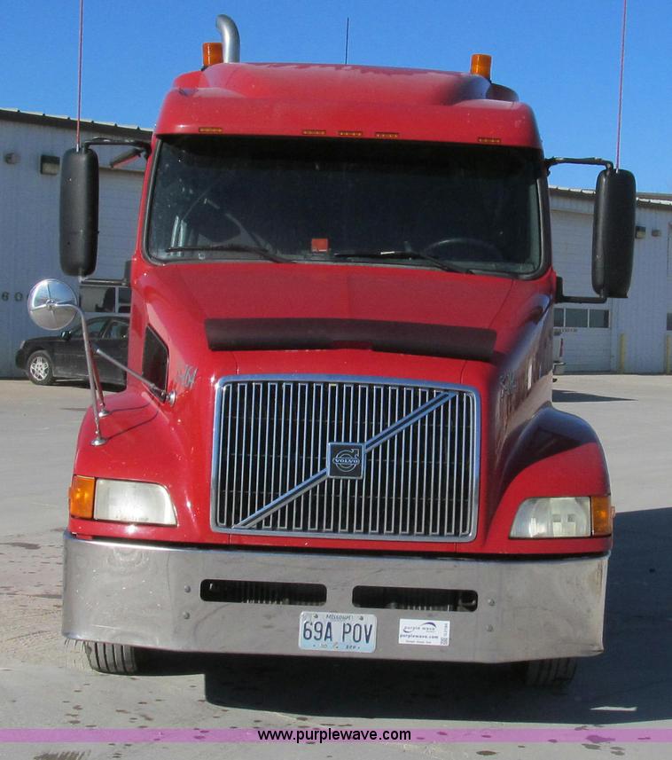 image for item G2184 2003 Volvo VNL semi truck