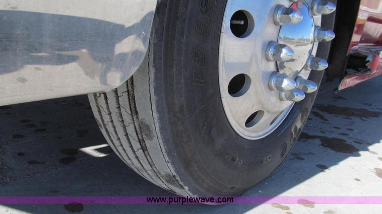 image for item G2184 2003 Volvo VNL semi truck