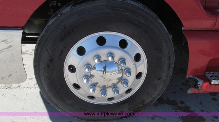 image for item G2184 2003 Volvo VNL semi truck