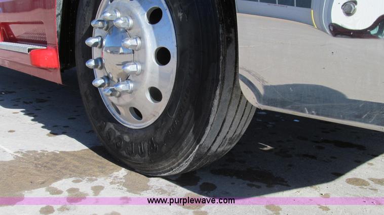 image for item G2184 2003 Volvo VNL semi truck