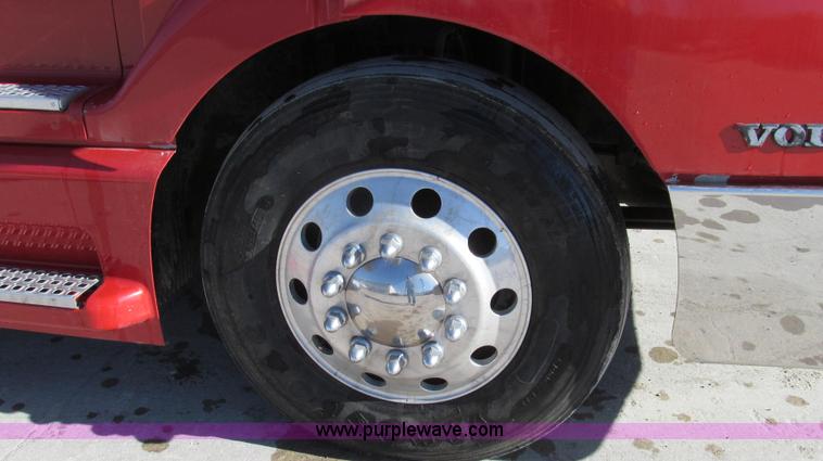 image for item G2184 2003 Volvo VNL semi truck