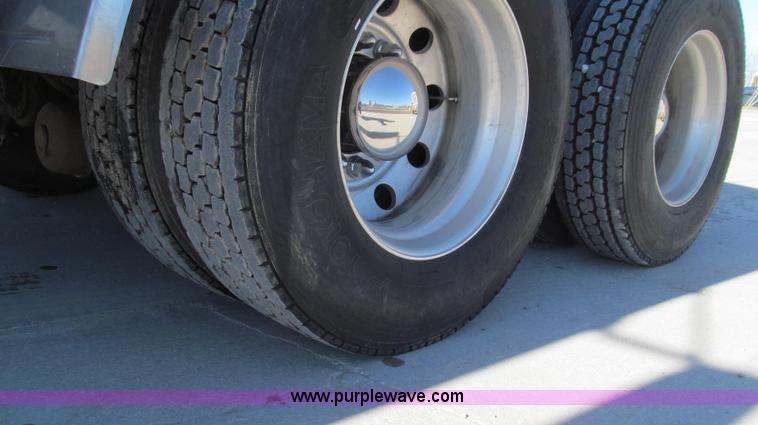 image for item G2184 2003 Volvo VNL semi truck