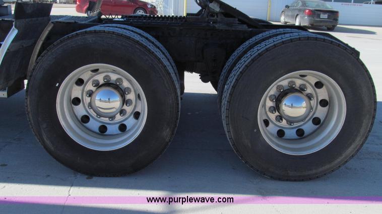 image for item G2184 2003 Volvo VNL semi truck