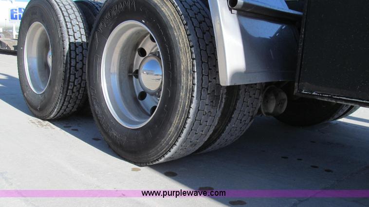 image for item G2184 2003 Volvo VNL semi truck