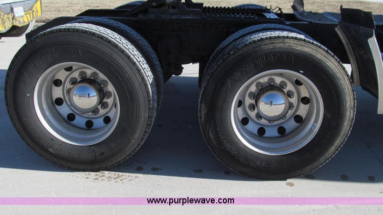 image for item G2184 2003 Volvo VNL semi truck