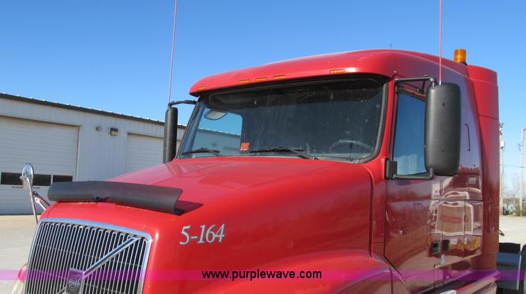 image for item G2184 2003 Volvo VNL semi truck
