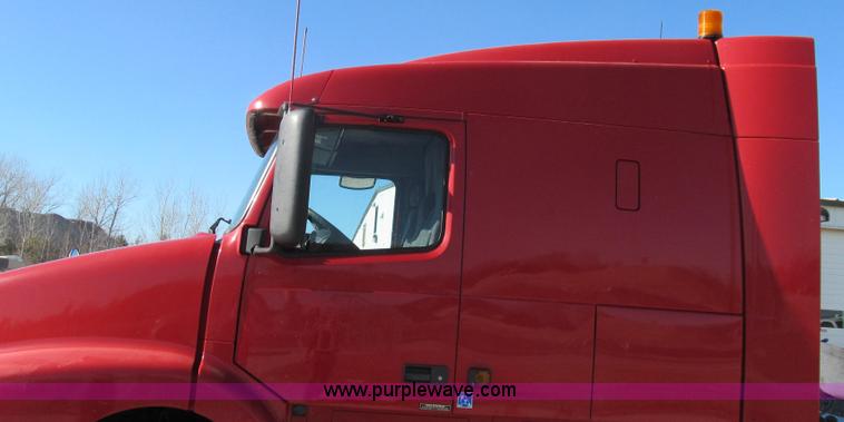 image for item G2184 2003 Volvo VNL semi truck