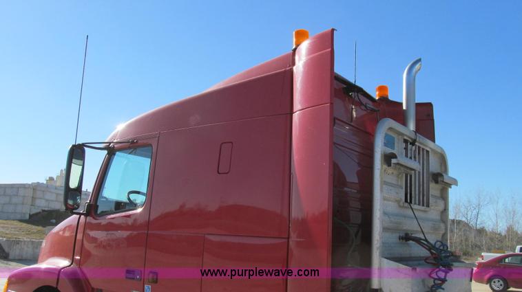 image for item G2184 2003 Volvo VNL semi truck
