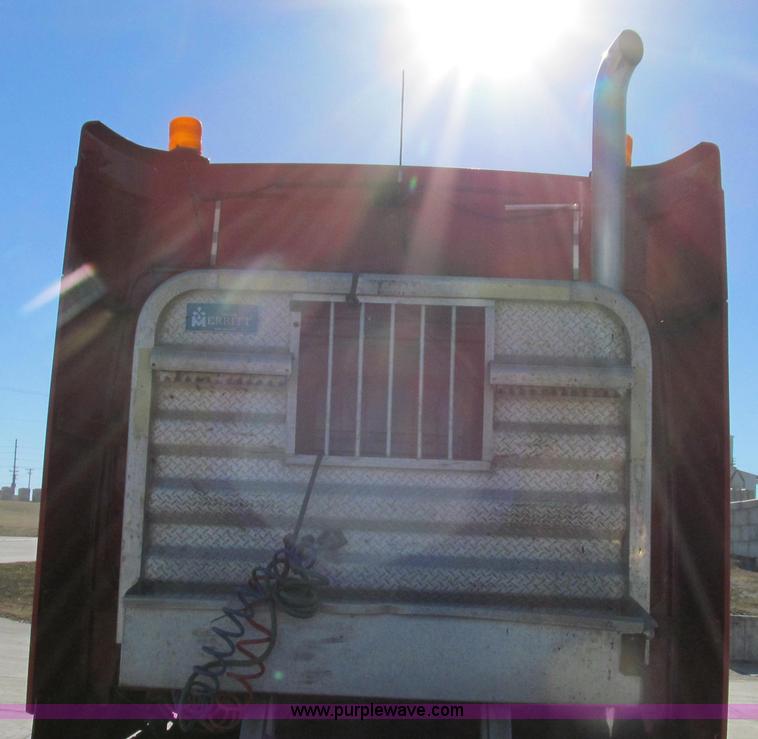 image for item G2184 2003 Volvo VNL semi truck