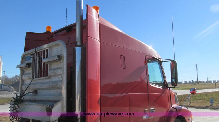 image for item G2184 2003 Volvo VNL semi truck