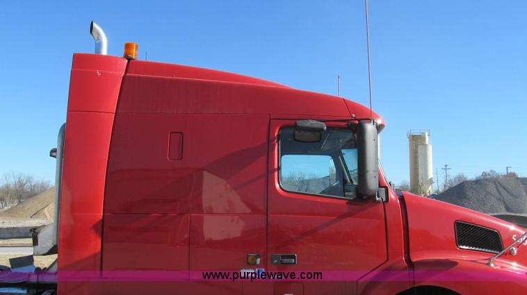 image for item G2184 2003 Volvo VNL semi truck