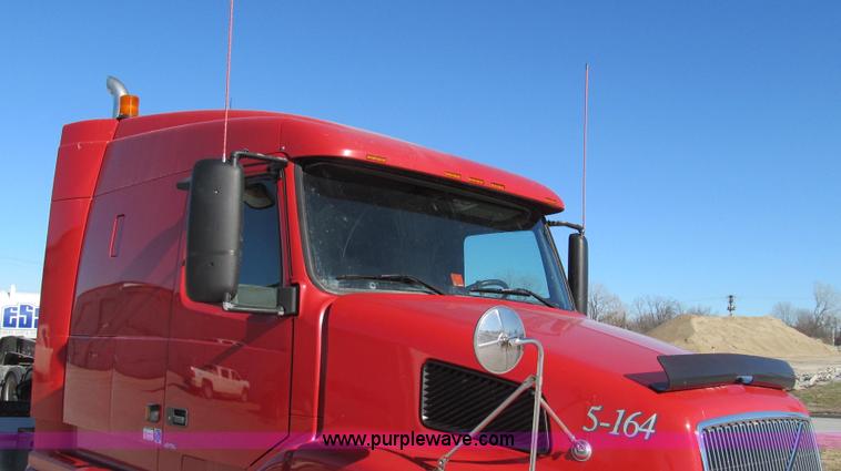 image for item G2184 2003 Volvo VNL semi truck