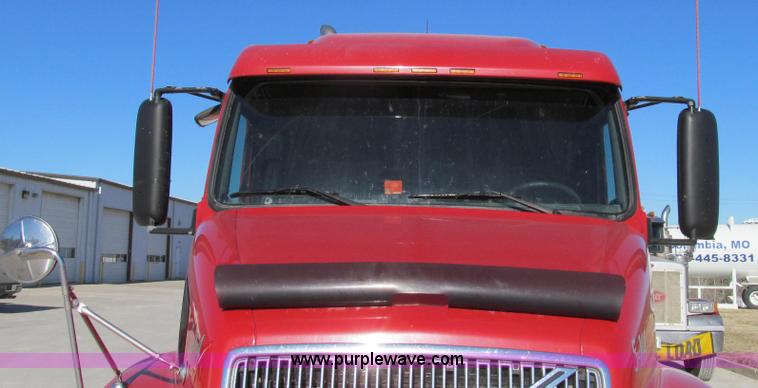 image for item G2184 2003 Volvo VNL semi truck