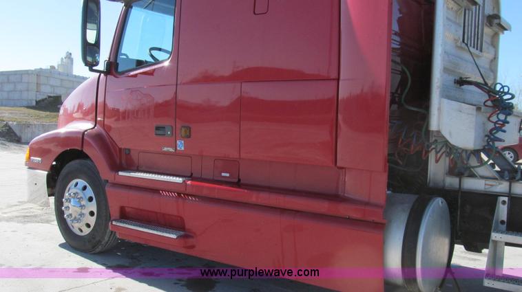 image for item G2184 2003 Volvo VNL semi truck